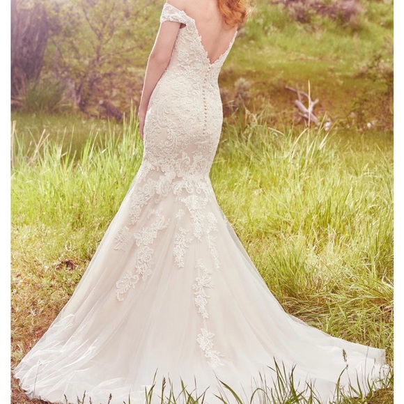 Maggie Sottero Ivory Lace Bridal Gown 14 - Picture 2 of 11